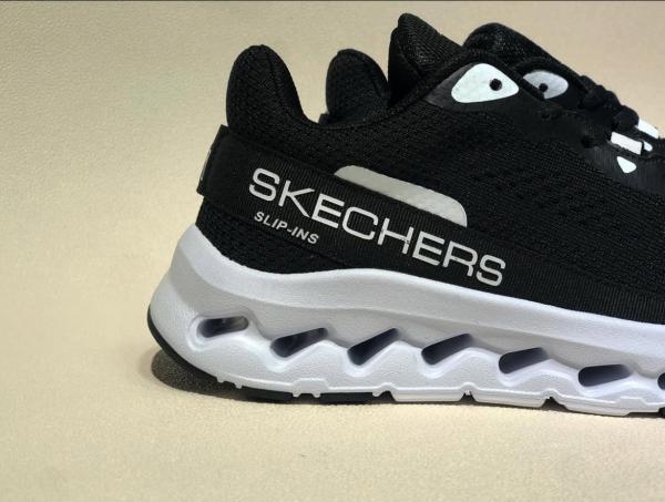 Skecher.s Max Cushioning Glide-Step - A Slip-ins running shoes