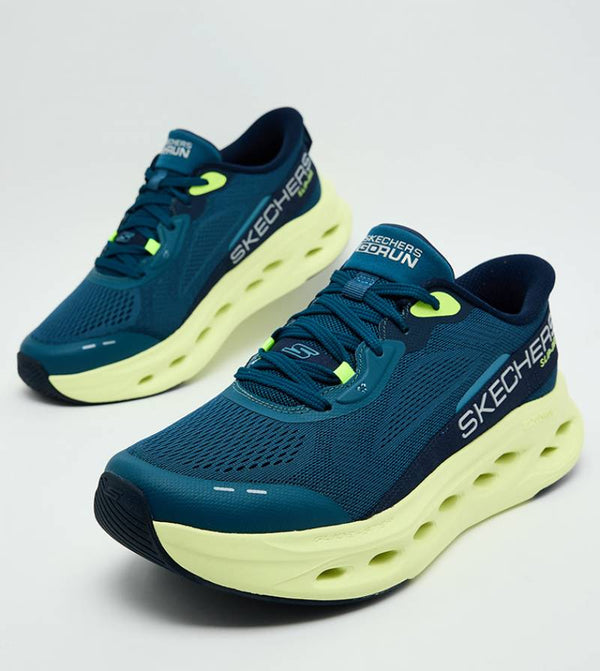 Sketchers Max Cushioning Glide-Step - A Slip-ins running shoes