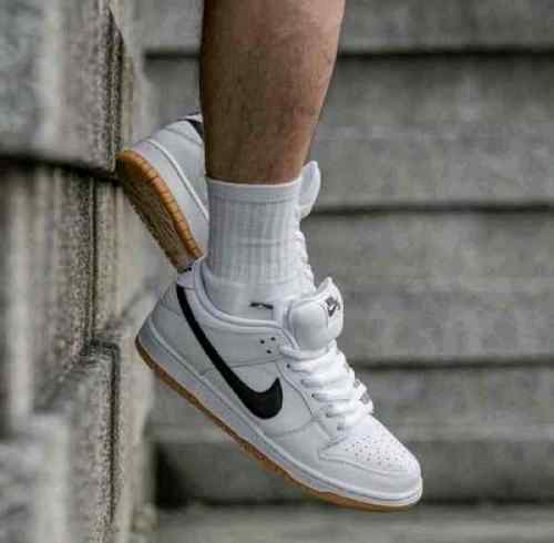 Nik ee sb dunk low white gum