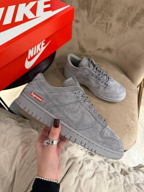 NIK.E SB DUNK LOW GREY X SUPREME