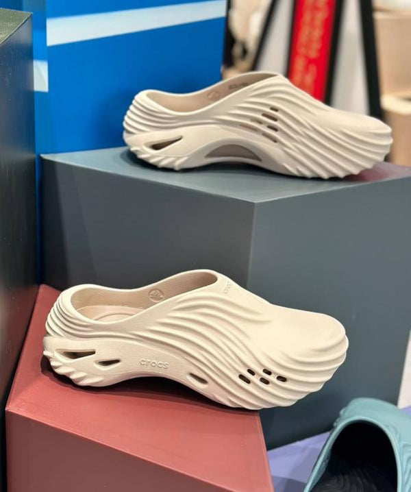 Croc.s echo  wave clogs cream with og box and carry bag