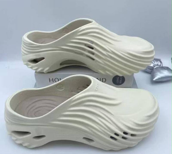 Croc.s echo  wave clogs cream with og box and carry bag