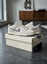 NIK.E SB DUNK LOW RICE WHITE CARBON