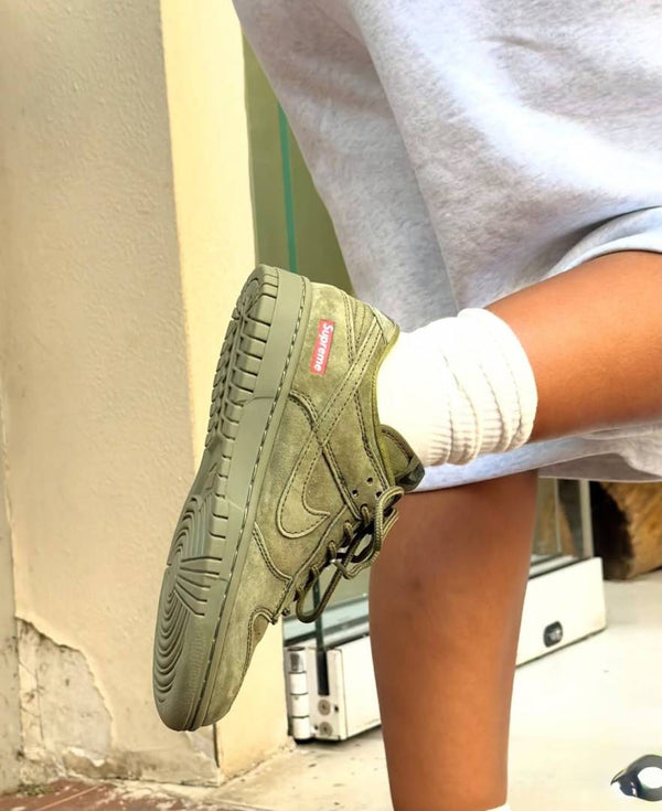 NIKKE SB DUNK LOW OLIVE X SUPREME