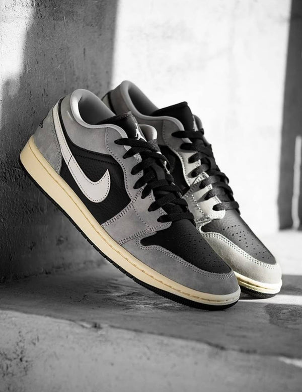 NIKKE AIR JORDAN 1 LOW LIGHT SMOKE GREY OFF NOIR