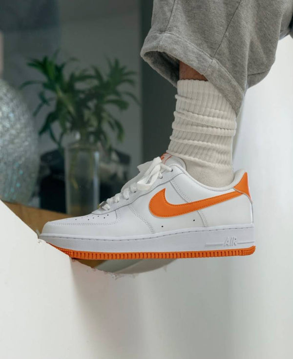 NIKKE AIRFORCE 1 LOW WHITE SAFTEY ORANGE