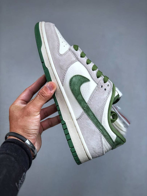 NIKKE SB DUNK X STUSSY WHITE ARMY GREEN SUEDE