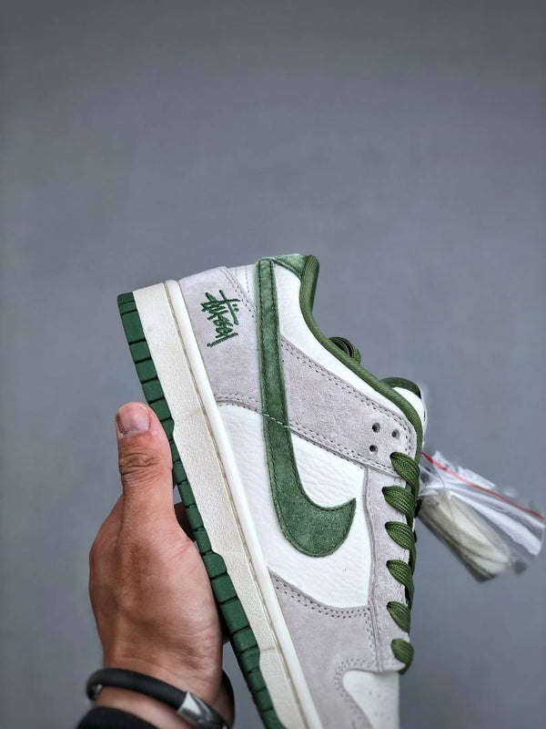 NIKKE SB DUNK X STUSSY WHITE ARMY GREEN SUEDE