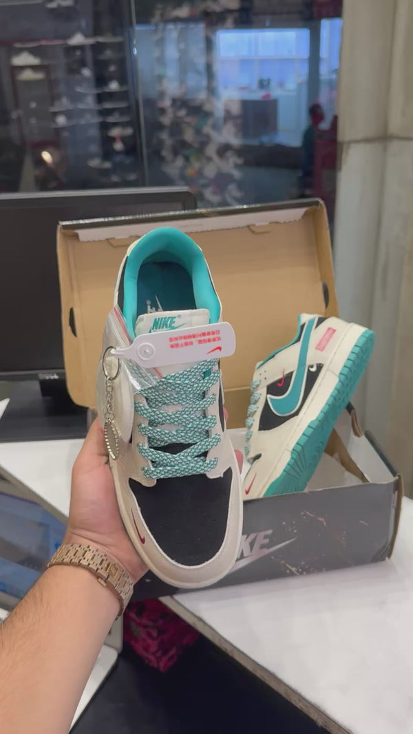 Suprem.e x Nik.e Sb Dunk Low Multi