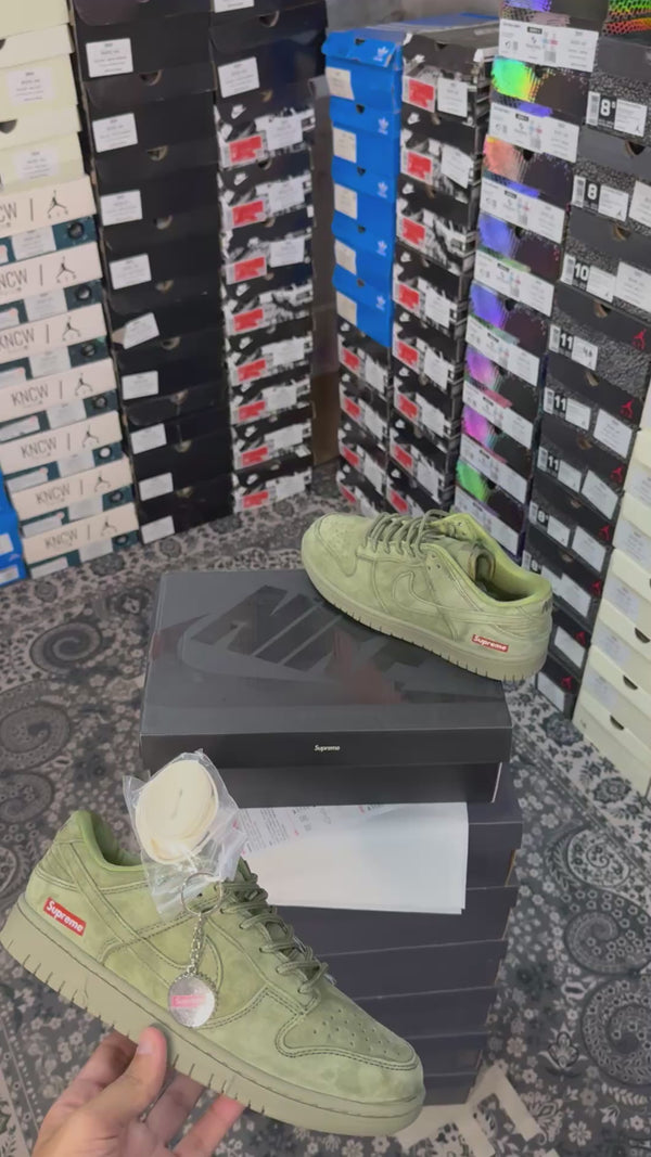 NIK.E SB DUNK LOW OLIVE X SUPREME