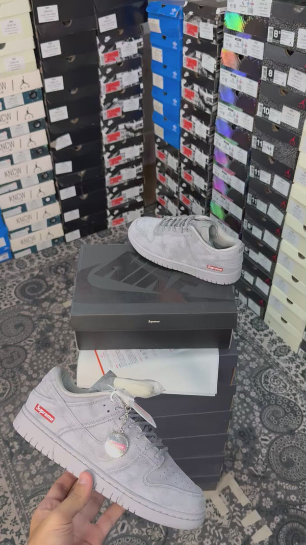 NIK.E SB DUNK LOW GREY X SUPREME